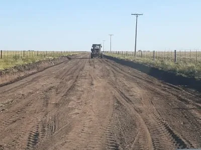 Camino rural de tierra con huellas de barro en la zona de Bahía Blanca